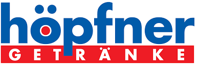 Das Bild zeigt das Logo von "Höpfner Getränke". Der Schriftzug "höpfner" ist in blauer Farbe abgebildet, wobei der Buchstabe "ö" ein roter Punkt ist. Darunter steht in einem roten Balken das Wort "GETRÄNKE" in weißer Schrift.