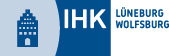 Das Bild zeigt das Logo der IHK Lüneburg-Wolfsburg. Auf der linken Seite befindet sich ein stilisiertes Gebäude in Weiß auf blauem Hintergrund. Rechts daneben steht "IHK" in Weiß auf blauem Hintergrund, gefolgt von "LÜNEBURG WOLFSBURG" in Blau auf weißem Hintergrund.