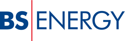 Das Bild zeigt ein Logo mit der Aufschrift "BS | ENERGY" in blauer Schrift auf weißem Hintergrund. Ein roter senkrechter Strich trennt "BS" von "ENERGY".