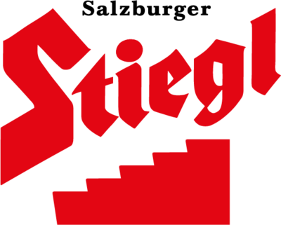 Das Bild zeigt das Logo der Brauerei Stiegl. Der Schriftzug „Stiegl“ ist in roter Frakturschrift dargestellt. Über dem Logo steht „Salzburger“. Unter dem Schriftzug ist eine stilisierte rote Treppenform zu sehen, die zum Design des Logos gehört.