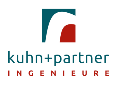 Das Bild zeigt ein Logo von "kuhn+partner INGENIEURE". Es besteht aus einer stilisierten Grafik oben, die zwei ineinander greifende Formen in Blaugrün und Rot darstellt. Darunter ist der Name "kuhn+partner" in blaugrüner Schrift platziert, gefolgt vom Wort "INGENIEURE" in roten Großbuchstaben.