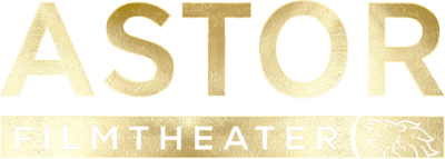 Das Bild zeigt ein Logo des Astor Filmtheaters. Der Schriftzug "ASTOR FILMTHEATER" ist in großen, goldenen Buchstaben gehalten. Neben dem Text befindet sich das stilisierte Symbol eines Löwenkopfes. Der Hintergrund ist transparent.