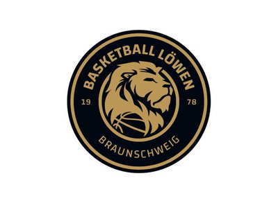 Das Bild zeigt ein rundes Logo der "Basketball Löwen Braunschweig". In der Mitte ist das Gesicht eines stilisierten Löwen neben einem Basketball abgebildet. Der Löwe und der Basketball sind in goldener Farbe gehalten. Der äußere Rand des Logos ist schwarz und enthält die Aufschrift "Basketball Löwen" oben und "Braunschweig" unten, ebenfalls in Gold. Links und rechts vom Löwen steht die Jahreszahl "1978".