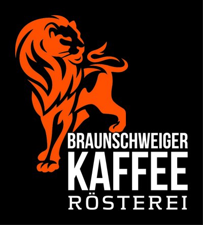 Ein stilisierter, orangefarbener Löwe auf schwarzem Hintergrund. Unter dem Löwen steht in weißen Großbuchstaben "Braunschweiger Kaffeerösterei". Der Löwe ist nach links gewandt, hat eine detaillierte Mähne und eine raumgreifende Pose.