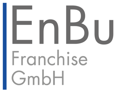 Ein Logo mit der Aufschrift "EnBu Franchise GmbH". Die Buchstaben sind in einem schlichten, modernen Stil gehalten. Links vom Text befindet sich ein schmaler blauer vertikaler Streifen.