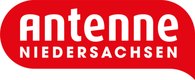Ein rotes Logo mit weißer Schrift. Oben steht "Antenne" und darunter "NIEDERSACHSEN" in Großbuchstaben. Das Design ist schlicht und markant.