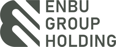 Das Bild zeigt das Logo der ENBU Group Holding. Links befindet sich ein stilisiertes Emblem, das aus drei diagonalen Linien besteht, die ein nach rechts zeigendes Pfeilmuster formen. Rechts daneben steht in Großbuchstaben der Schriftzug "ENBU GROUP HOLDING". Die Gesamtgestaltung ist in einem schlichten, modernen Grauton gehalten.