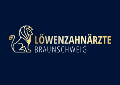 Das Bild zeigt ein Logo auf dunkelblauem Hintergrund. Links ist ein stilisierter, goldfarbener Löwe zu sehen, der nach rechts schaut. Rechts neben dem Löwen steht in Großbuchstaben der Schriftzug "LÖWENZAHNÄRZTE" in goldener Farbe. Darunter steht "BRAUNSCHWEIG" in weißen Buchstaben.