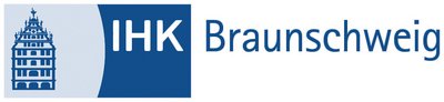 Logo der IHK Braunschweig. Links ist ein stilisiertes, historisches Gebäude in weiß auf hellem Hintergrund zu sehen. Daneben steht „IHK“ in weißen Buchstaben auf blauem Hintergrund. Rechts daneben ist in blauer Schrift „Braunschweig“ geschrieben.