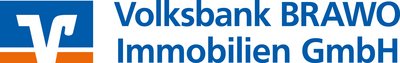 Das Bild zeigt das Logo der Volksbank BRAWO Immobilien GmbH. Links ist ein blau-weißes Symbol angeordnet, das aus stilisierten Buchstaben besteht. Der untere Teil des Symbols ist orange. Rechts neben dem Symbol steht der Schriftzug "Volksbank BRAWO Immobilien GmbH" in blauer Farbe.