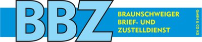 Ein Logo mit großem blauen Schriftzug "BBZ" auf hellblauem Hintergrund. Rechts daneben steht in gelber Schrift "Braunschweiger Brief- und Zustelldienst" auf einem dunkelblauen Hintergrund. An der Seite ist vertikal "GmbH & Co KG" in Weiß zu lesen.