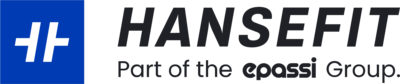 Logo von Hansefit, Teil der Epassi-Gruppe. Links ein blaues Quadrat mit zwei weißen, parallelen Linien, rechts der Schriftzug "HANSEFIT" in schwarzer Großschrift und darunter "Part of the epassi Group." in kleinerer Schrift.