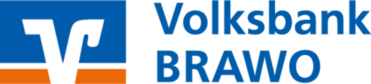 Das Bild zeigt das Logo der Volksbank BRAWO. Es besteht aus einem stilisierten blauen "V" mit orangem Unterteil und dem Schriftzug "Volksbank BRAWO" in blauer Farbe rechts daneben.