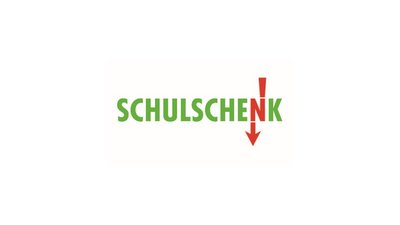 Das Bild zeigt das Wort "SCHULSCHENK" in grüner Schrift auf weißem Hintergrund. Der Buchstabe "N" ist rot hervorgehoben und wird von einem roten, nach unten zeigenden Pfeil begleitet.