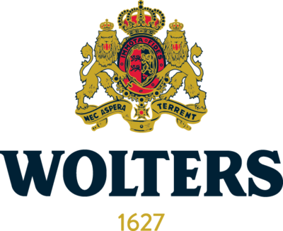 Das Bild zeigt ein Wappen mit zwei goldenen Löwen, die ein rotes und schwarzes Schild halten. Oben auf dem Wappen ist eine goldene Krone platziert. Unterhalb des Wappens steht in kräftigen, dunklen Buchstaben "WOLTERS" und darunter die Jahreszahl "1627".