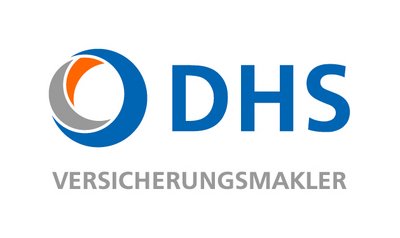 Das Bild zeigt das Logo eines Unternehmens. Links ist ein runder grafischer Teil mit einer blauen, grauen und orangen Form zu sehen, die ineinander übergehen. Rechts daneben steht in blauen Großbuchstaben "DHS" und darunter in grauen Großbuchstaben das Wort "VERSICHERUNGSMAKLER". Der Hintergrund ist weiß.